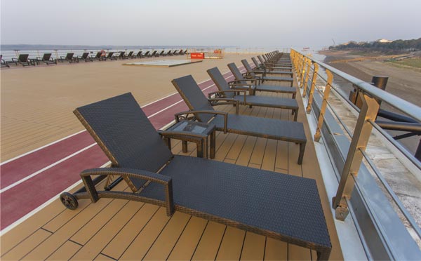 长江三号游轮甲板 长江三号游轮甲板